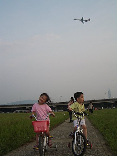 娃娃騎車看世界