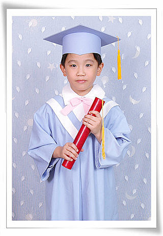 小兄妹畢業了-- 爸媽的畢業祝福