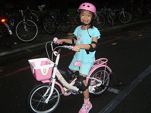 娃娃騎車看世界