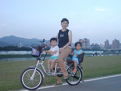 娃娃騎車看世界