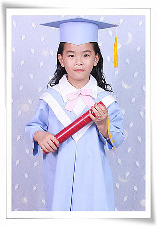 小兄妹畢業了-- 爸媽的畢業祝福