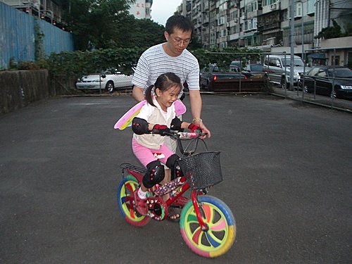 娃娃騎車看世界