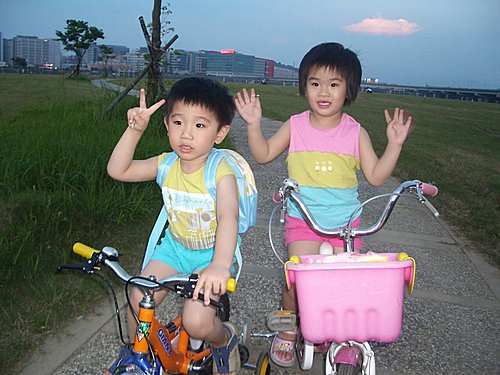 娃娃騎車看世界